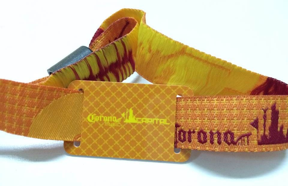 corona-capital-brazalete