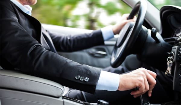 hombre al volante