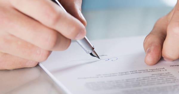 has tus propios contratos con esta app