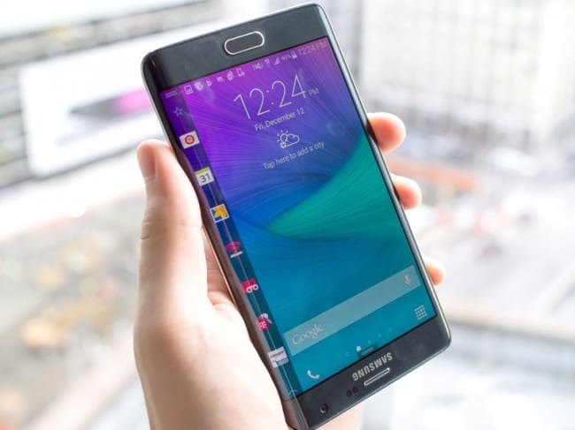 Galaxy_note_edge_zurdos_uso_1-650x487