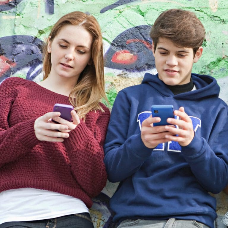 TEEN-GIRL-SMARTPHONE