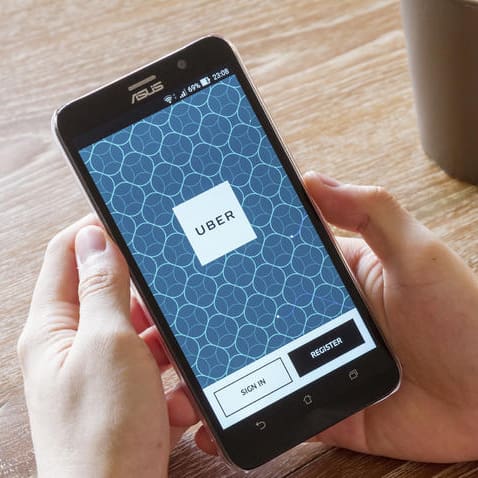 Sheldon Cooper con playera de superhéroes