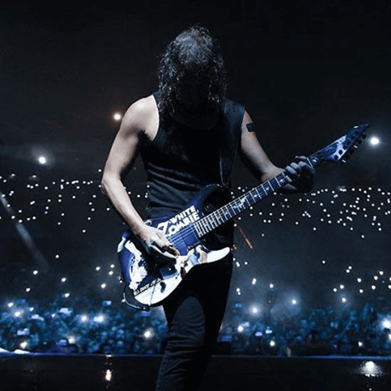 Hombre tocando guitarra eléctrica