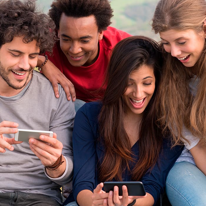 grupo de amigos con su celular