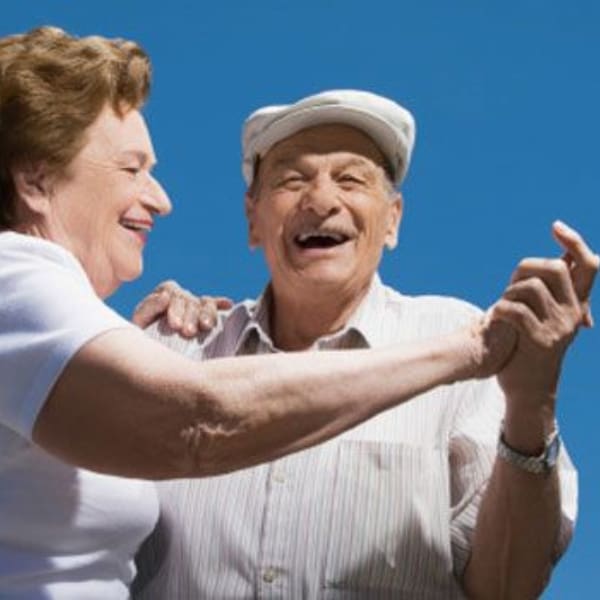 adultos mayores bailando en el festival del adulto mayor