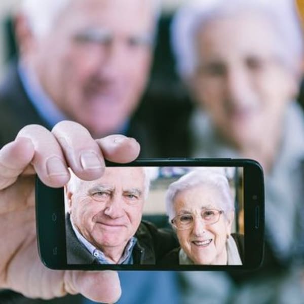 adultos mayores usando tecnologia en el festival del adulto mayor 