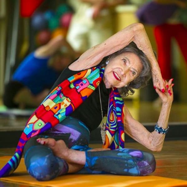 adultos mayores practicando yoga en el festival del adulto mayor