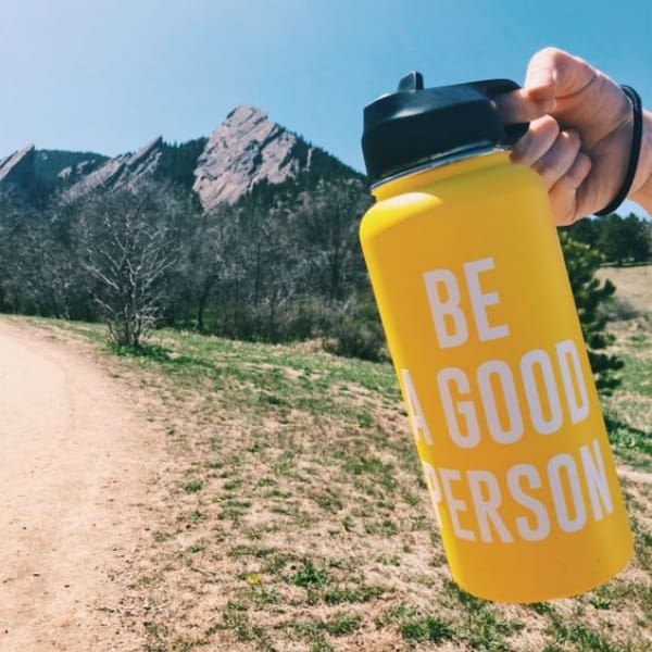 botella reutilizable para agua en vacaciones