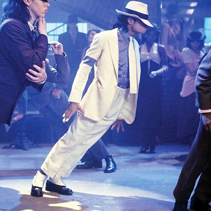Michael Jackson desafiando las leyes de gravedad en Smooth Criminal.