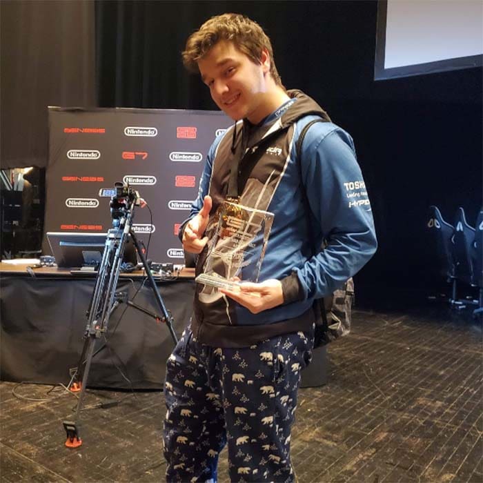 Mexicano remonta hasta la final en Genesis 7