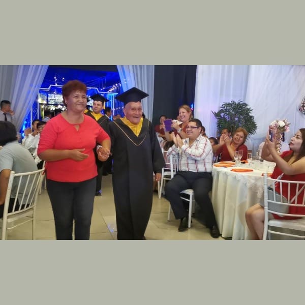 Abuelito se gradúa a los 89 años 