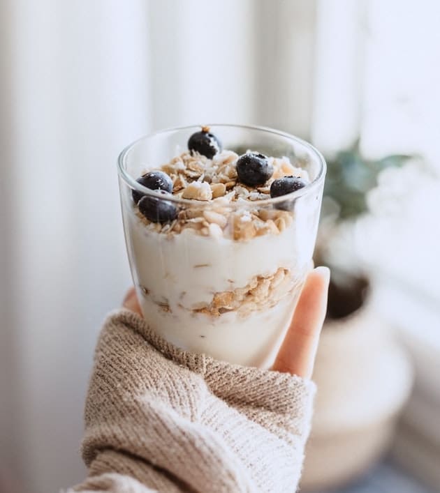 Procura consumir yogur con contenido probiótico. *Foto: Unplash