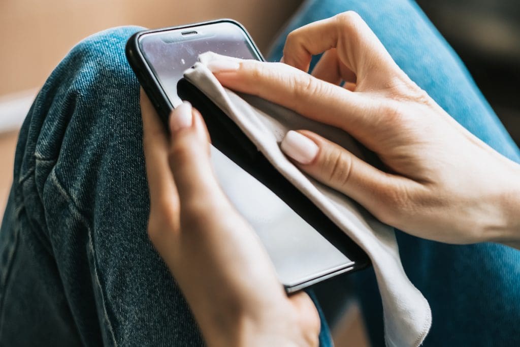 Cómo limpiar y desinfectar tu celular sin dañarlo