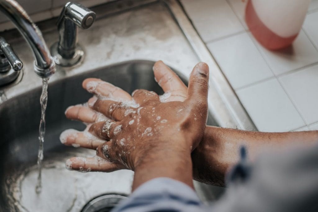 Cómo limpiar y desinfectar tu celular sin dañarlo