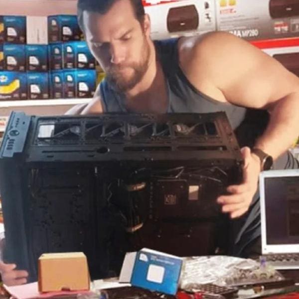 video de Henry Cavill armando su propia PC gamer