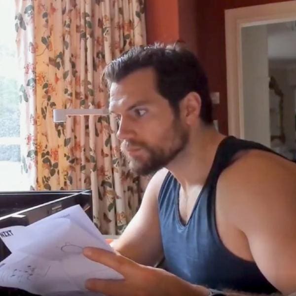 video de Henry Cavill armando su propia PC gamer