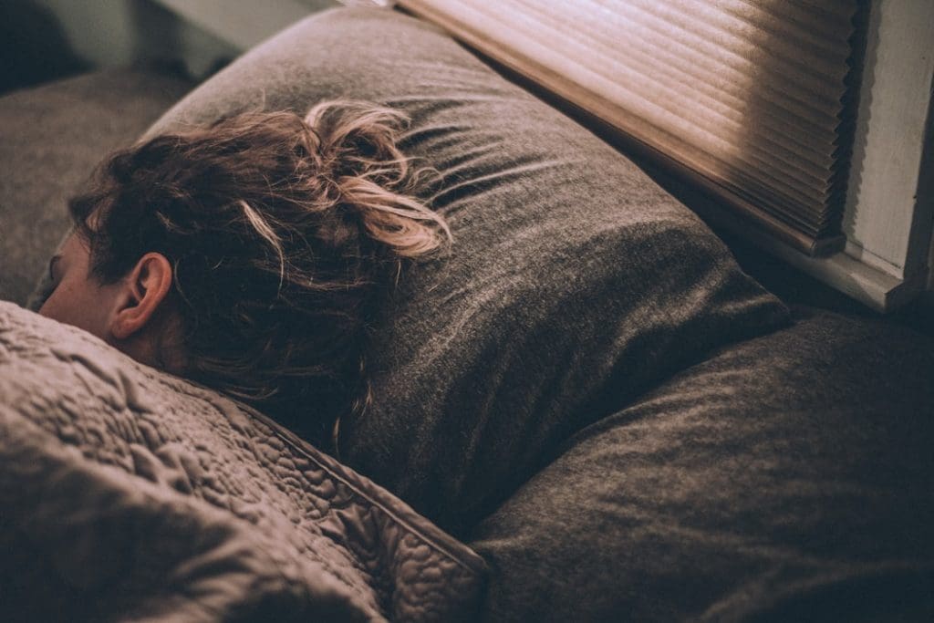 Por qué las mujeres necesitan dormir más tiempo que los hombres