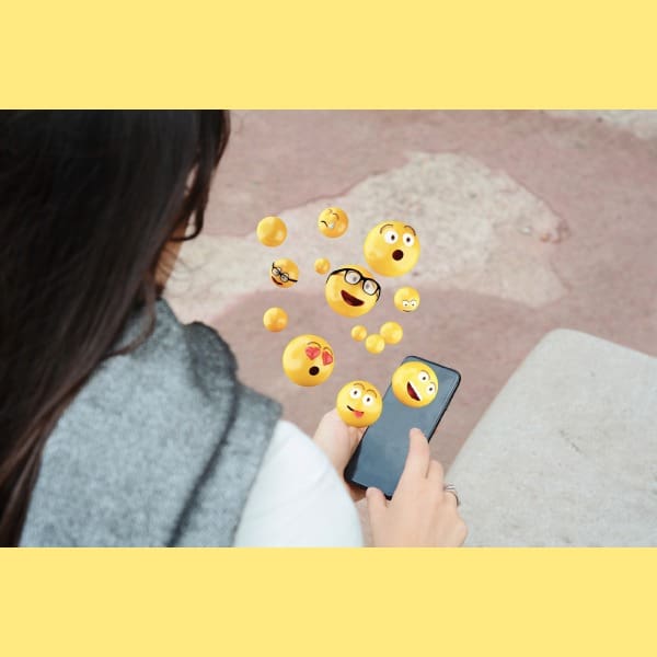 significado del emoji de la cara sonriente tapándose la boca