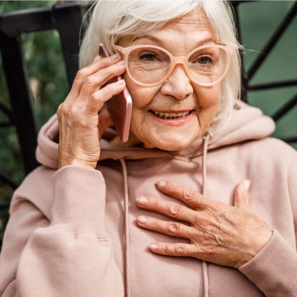 razones por las que un celular es el regalo ideal para tus abuelitos