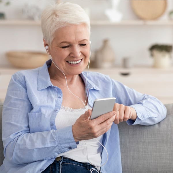 razones por las que un celular es el regalo ideal para tus abuelitos