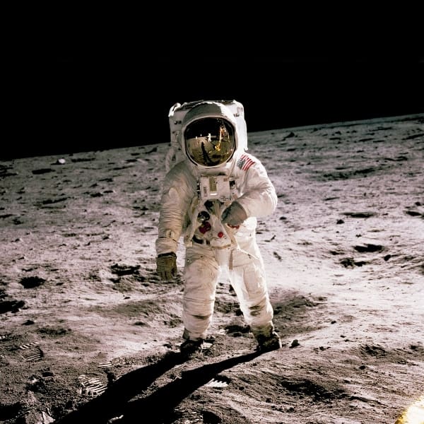 astronauta pisando la luna por primera vez