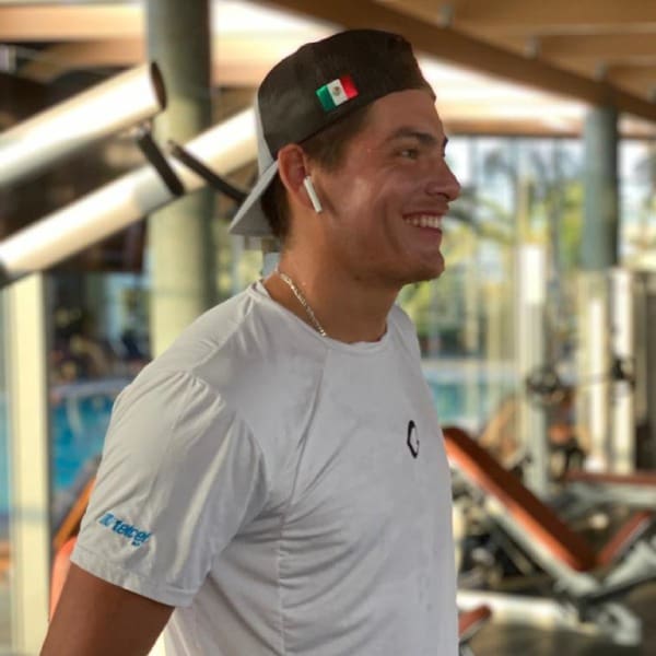 Jerry López tenista con gorra de México y playera Telcel 