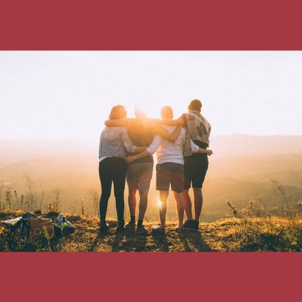 Amigos abrazados viendo al horizonte