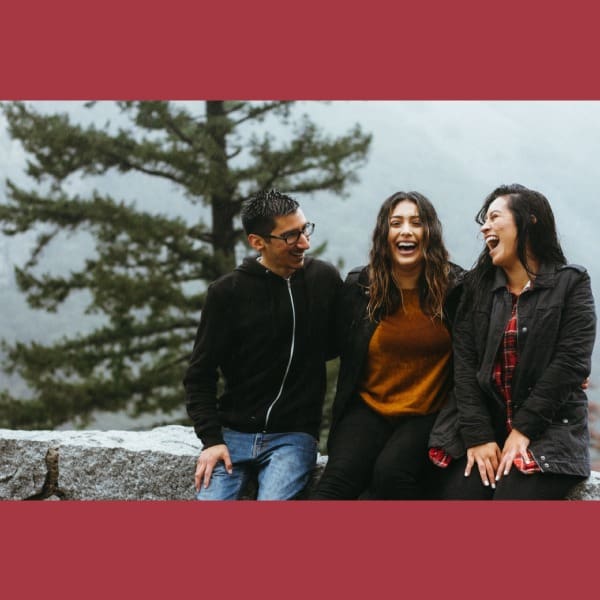 Amigos abrazados riendo 