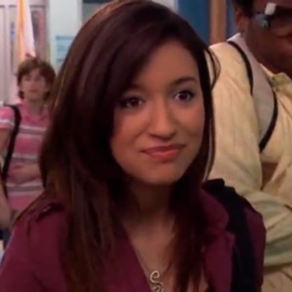 Christian Serratos como Suzie Crabgrass en El Manual de Ned