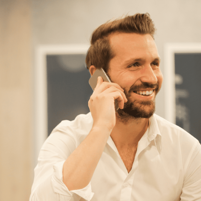 Hombre con teléfono en mano hablando