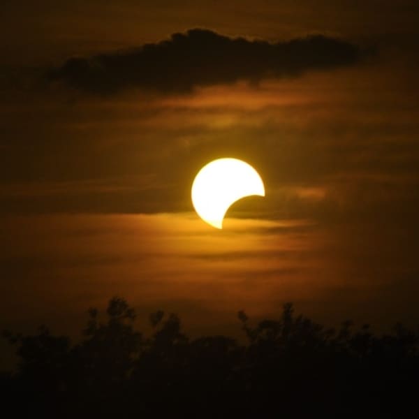 Atardecer con eclipse de sol 