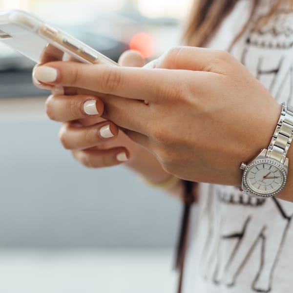 Smartphone manos mujer reloj 