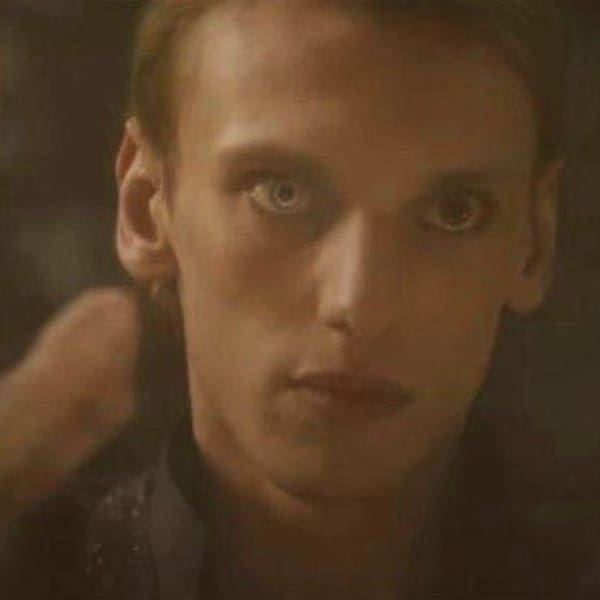 Jamie Campbell Bower como un joven Grindelwald
