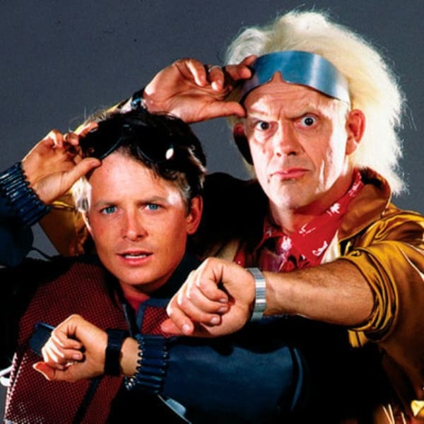 Marty McFly y el Doctor Brown en Volver al Futuro 