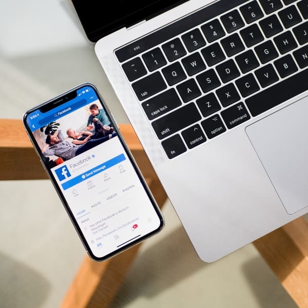 Computadora y teléfono conectados a Facebook 