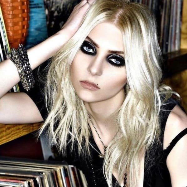 Taylor Momsen nuevo look banda de rock