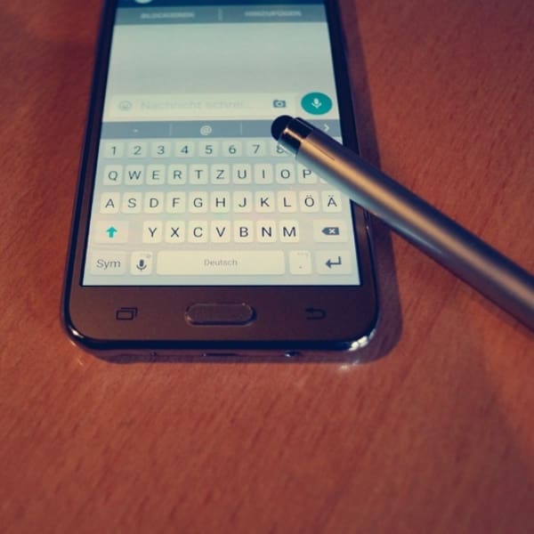 Celular con WhatsApp abierto 