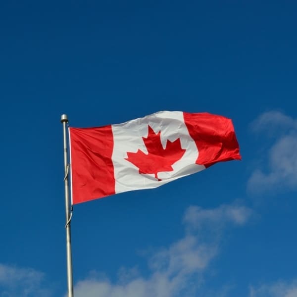 bandera canadiense embajada 