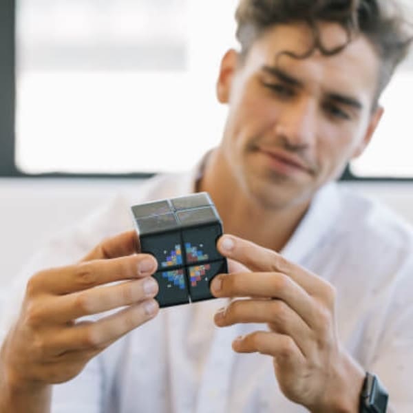 Hombre jugando con el nuevo WowCube videojuegos F