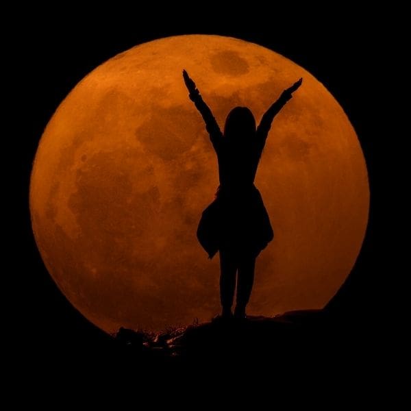 Luna grande mujer fondo 