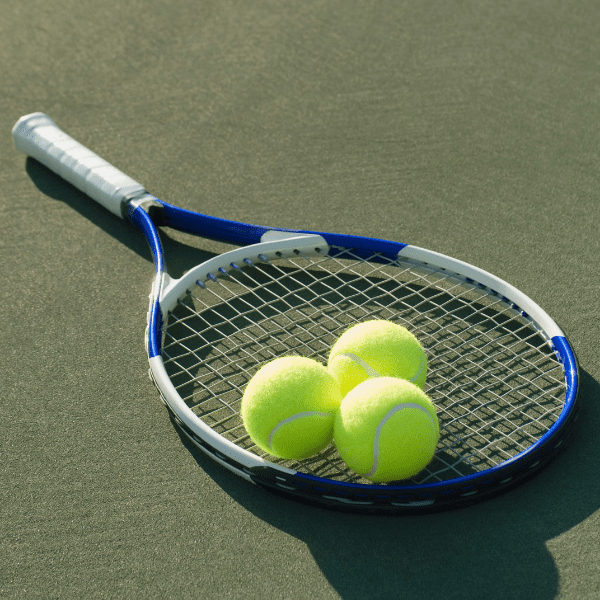 Raqueta y pelota tenis 