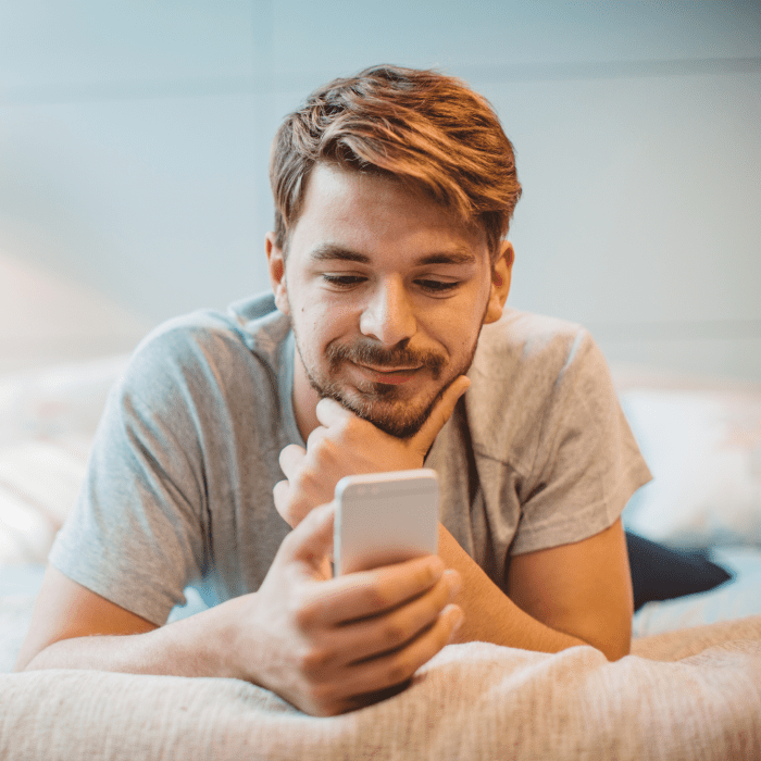 hombre usando whatsapp