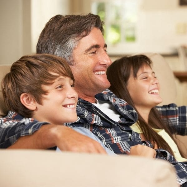 Familia niños teatro en casa Dekengy