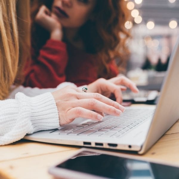 Estudiantes computadora y teléfono Facebook 