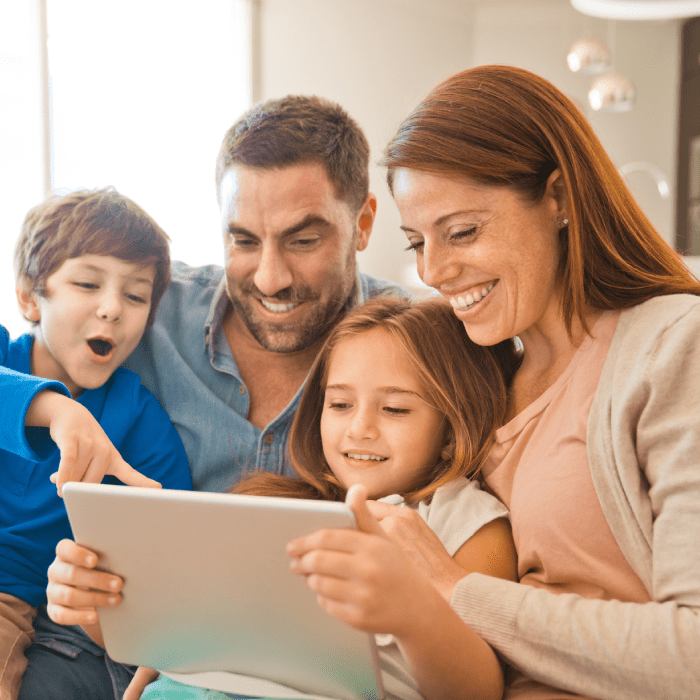 Familia reunida viendo películas y series Claro video