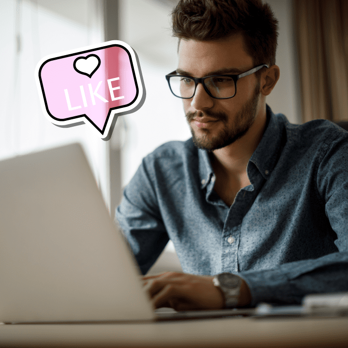 Hombre estudiante computadora like Facebook