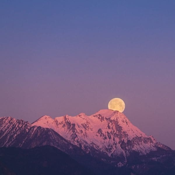 Superluna rosa detrás de las montañas paisaje 