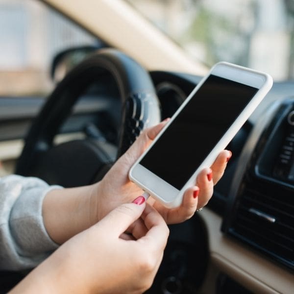 Conectar teléfono cargador carro 