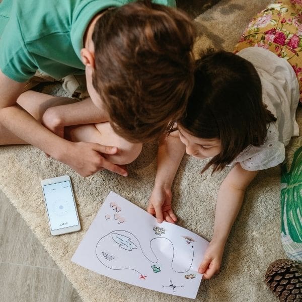 Mapa del tesoro niños jugando 