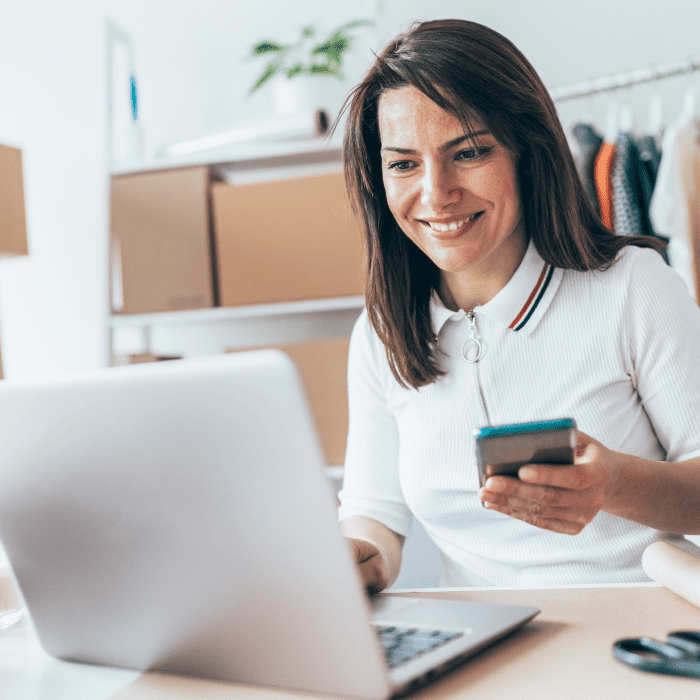 mujer usando whatsapp business